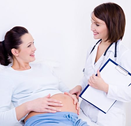 doctor-talks-with-pregnant-woman-clinic-min