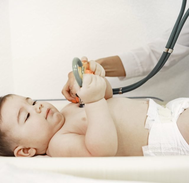 doctor-with-stethoscope-baby-without-clothes-examination-by-doctor-min